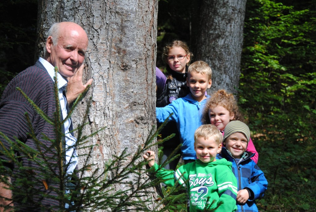 Waldschule-Bodensee-Großeltern-und-Enkel-im-Wald