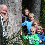 Großeltern u Enkel im Wald